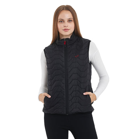 Dame in schwarzer Outdoorweste mit Schurwolle als Innenfutter