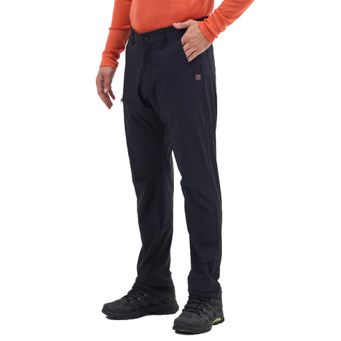 Ein Mann trägt eine schwarze Wanderhose welche innen aus Merinowolle besteht.
