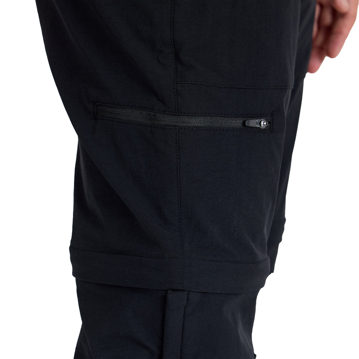 Detailfoto eines Reißverschlusses von einer Merino ZipOff Trekkinghose in schwarz.