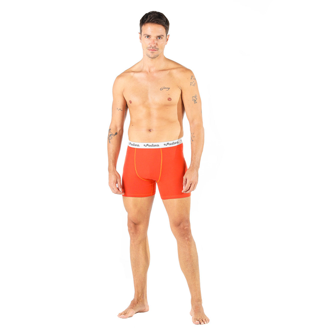 Mann mit orangen Boxershorts aus Merinowolle