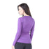 Eine Frau blickt zur Seite und trägt ein Lila Funktionshirt aus Merinowolle