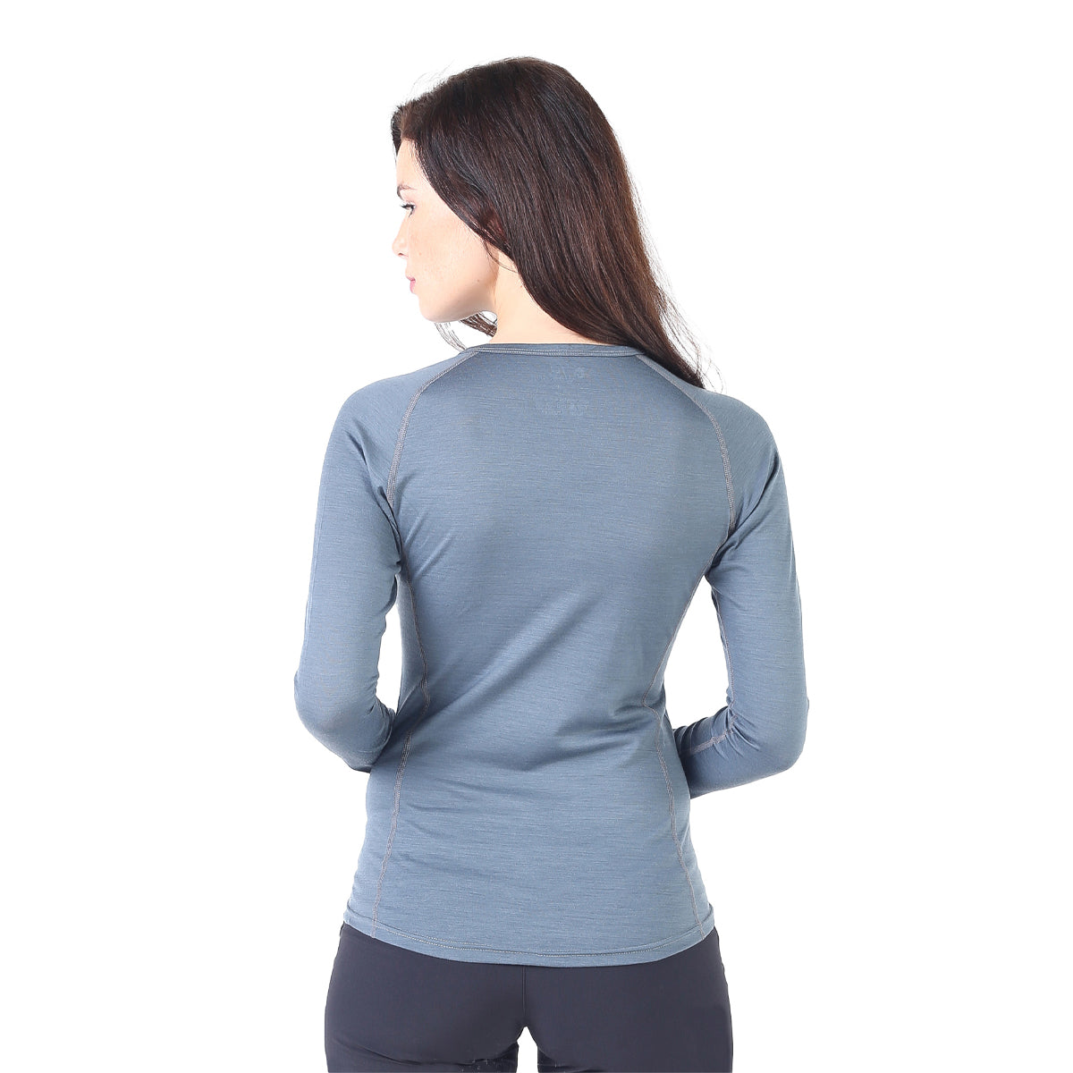 Der Rücken einer Frau welche ein Funktionshirt mit langen Ärmeln trägt