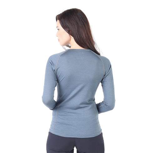 Der RĂźcken einer Frau welche ein Funktionshirt mit langen Ărmeln trägt