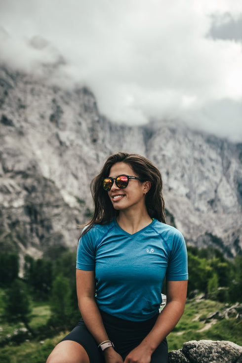 Frau mit Sonnenbrille und einem Seamless Merino Shirt in den Bergen