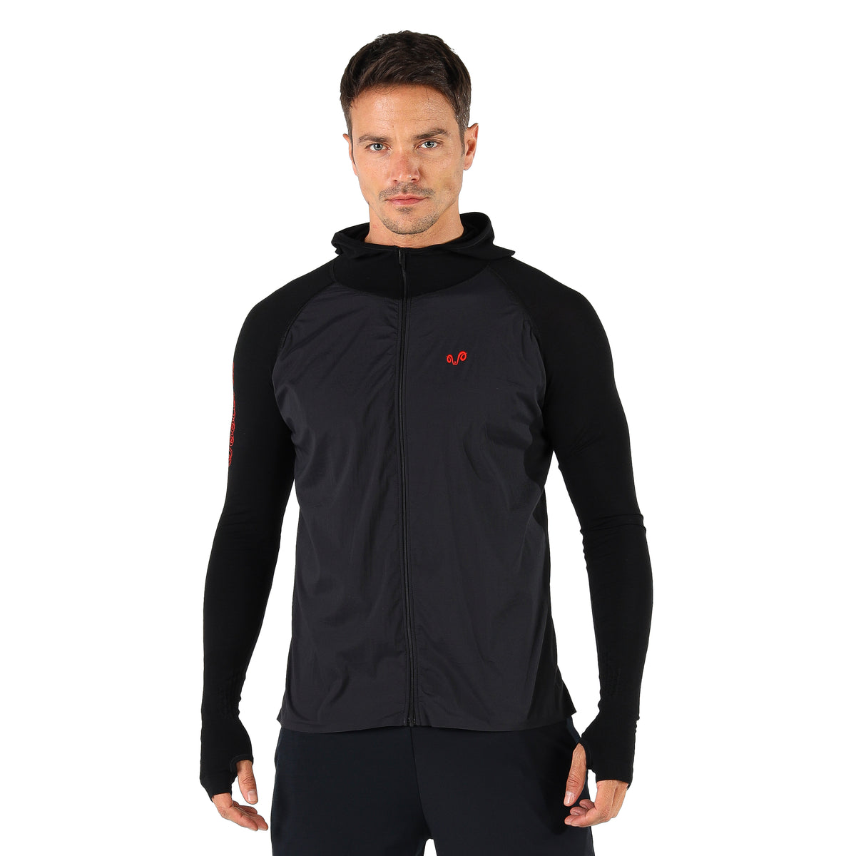 Mann trägt schwarzen Sporthoodie aus Merino mit Reißverschluss