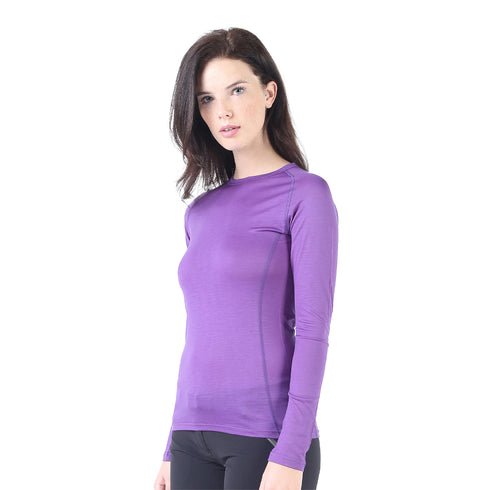 Eine Frau trägt ein Langarmshirt aus Merinowolle in der Farbe Lila