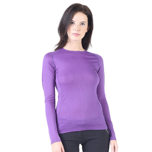 Eine Frau in einem Lila Langarmshirt aus 100% Merinowolle