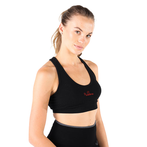 Eine Frau trägt ein Sport-BH aus Merinowolle