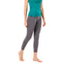 Frau in Seamless Damen Leggings in der Farbe grau