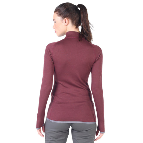 Ansicht von hinten auf das lange dunkelrote Merino Oberteil