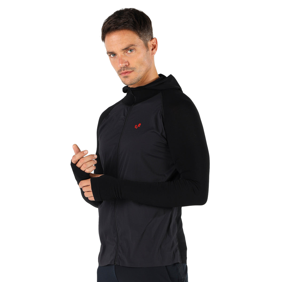 Mann in Herren Merino Hoodie mit rotem Logo und winddichter Brustpartie