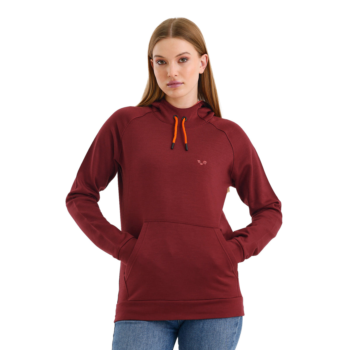 Die Frau trägt ein Merino-Kapuzenpullover  in Bordeaux Rot