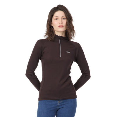 Frau trägt ein Langarmshirt mit Zipper in der Farbe dunkelbraun aus 100% Merinowolle.