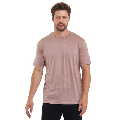 Mann in einem 50% Merino und 50% Lyocell T-Shirt