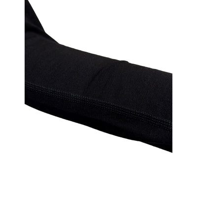 Aus der nähe ein Merino Armwärmer in Schwarz zeigt die Nähte