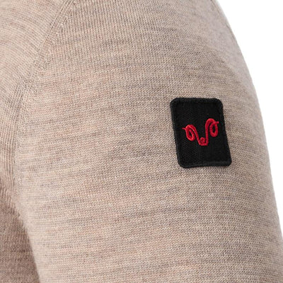 Woolona Logo am Oberarm einer Strickjacke aus 100% Merinowolle
