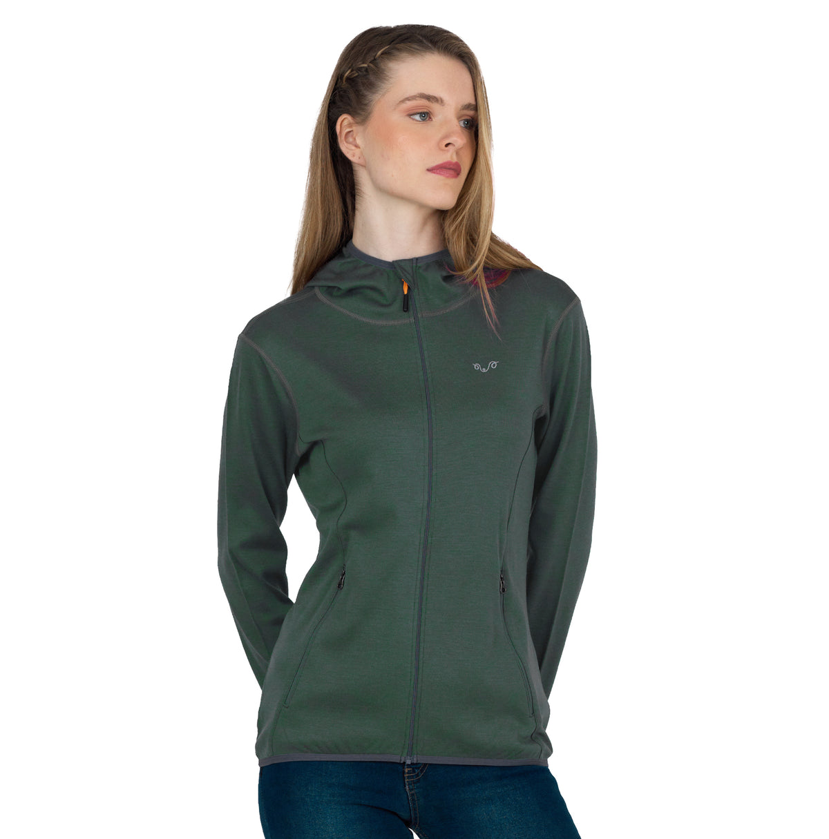 Frau trägt Merino-Hoodie mit komplettem Reißverschluss in Nadelbaumgrün