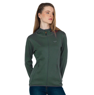 Frau trägt Merino-Hoodie mit komplettem Reißverschluss in Nadelbaumgrün