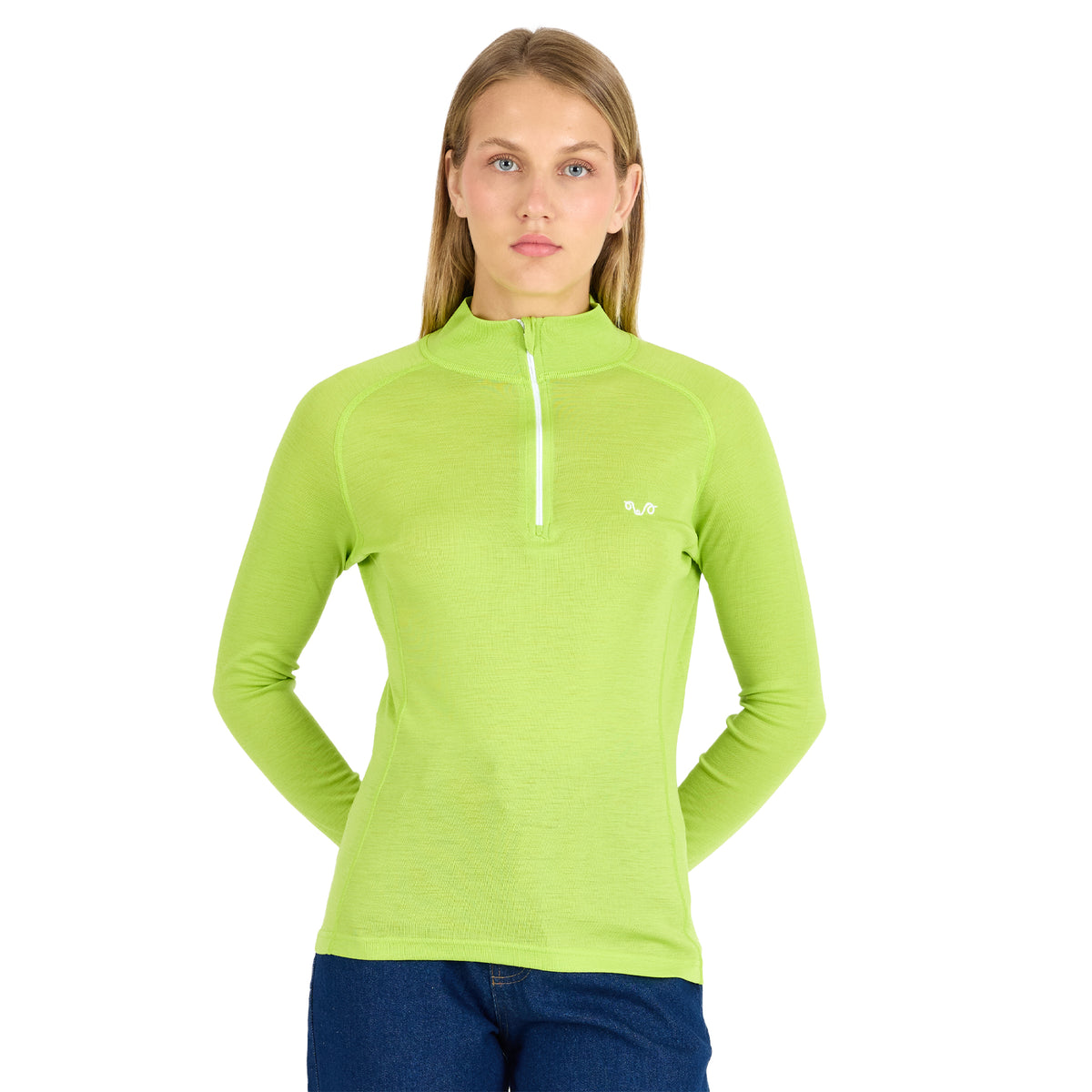 Dame trägt ein leuchtgrünes Merino Langarmshirt mit Zipper. 