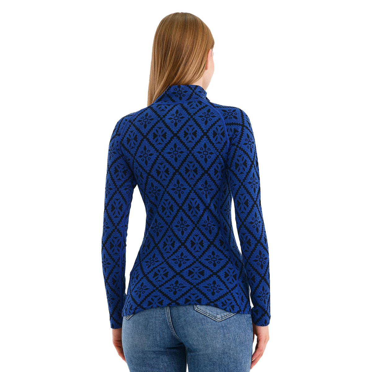 Rückseite einer Frau die ein Oberteil aus 100% Merino-Anteil trägt.