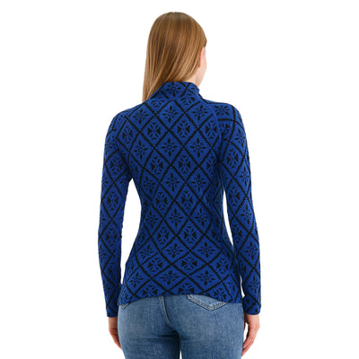 Rückseite einer Frau die ein Oberteil aus 100% Merino-Anteil trägt.
