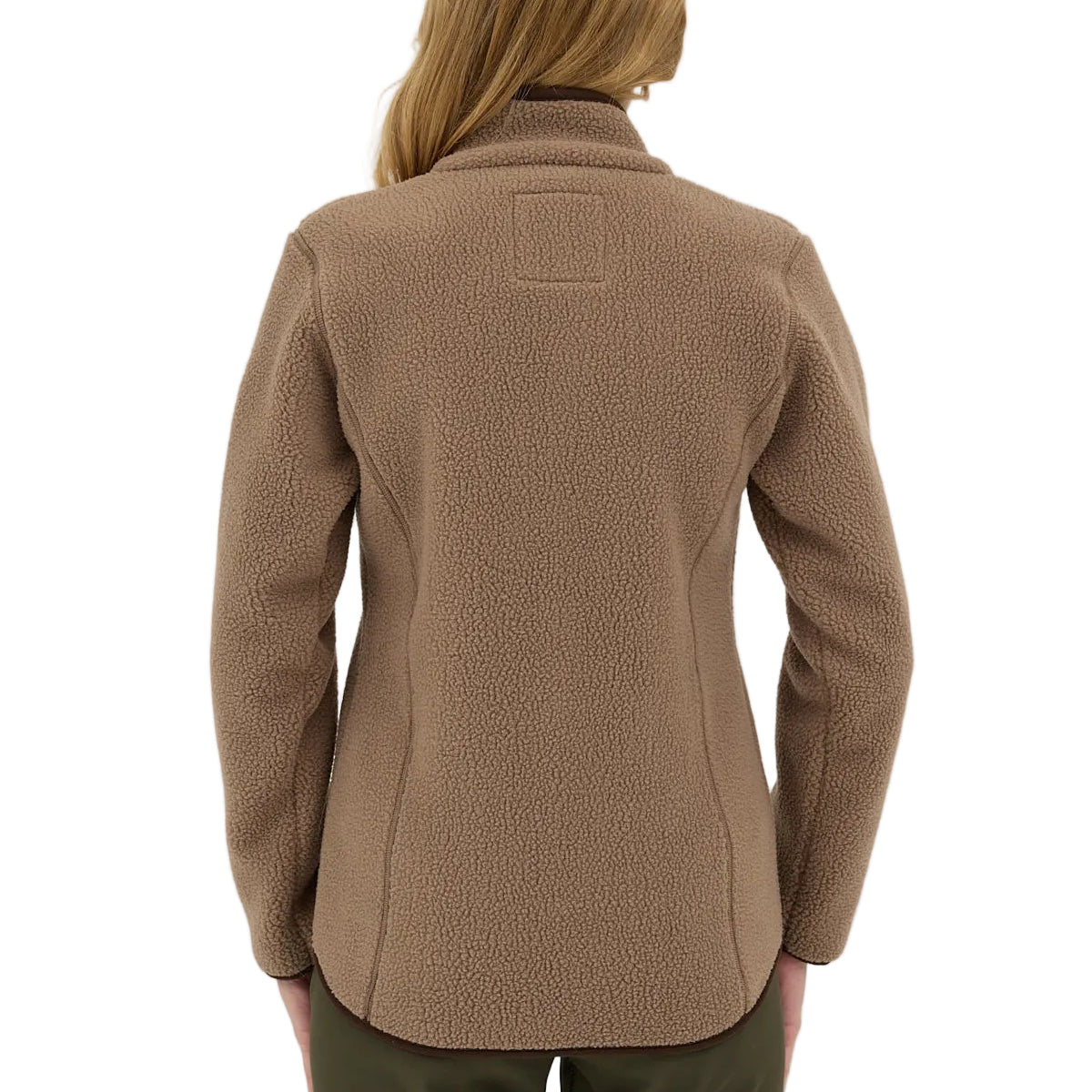 Rückseite einer Dame die eine Sherpa Jacke aus Merinowolle in der Farbe Mink trägt. 