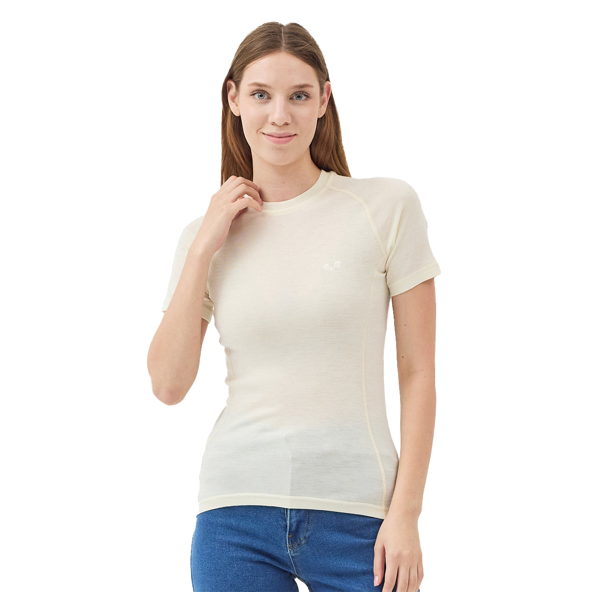 Die Frau hält den Kragen eines ungefärbten Merino T-Shirts. 