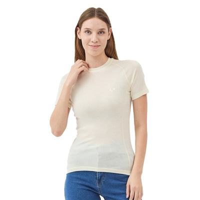 Die Frau hält den Kragen eines ungefärbten Merino T-Shirts. 