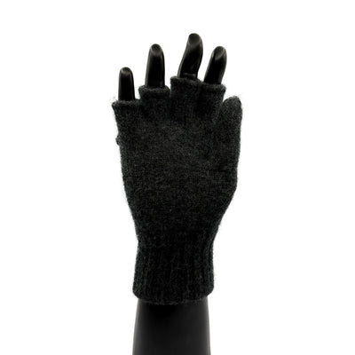 Eine Hand die ein Fäustling trägt in Anthrazit aus Merinowolle und die Innenseite zeigt mit offenen Fingern