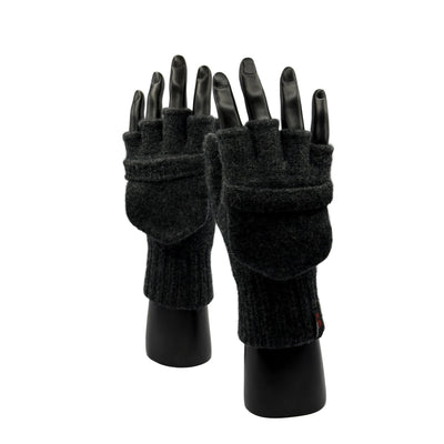 Zwei Hände mit Fäustlingen aus Merino in Anthrazit und Finger offen mit Woolona Logo