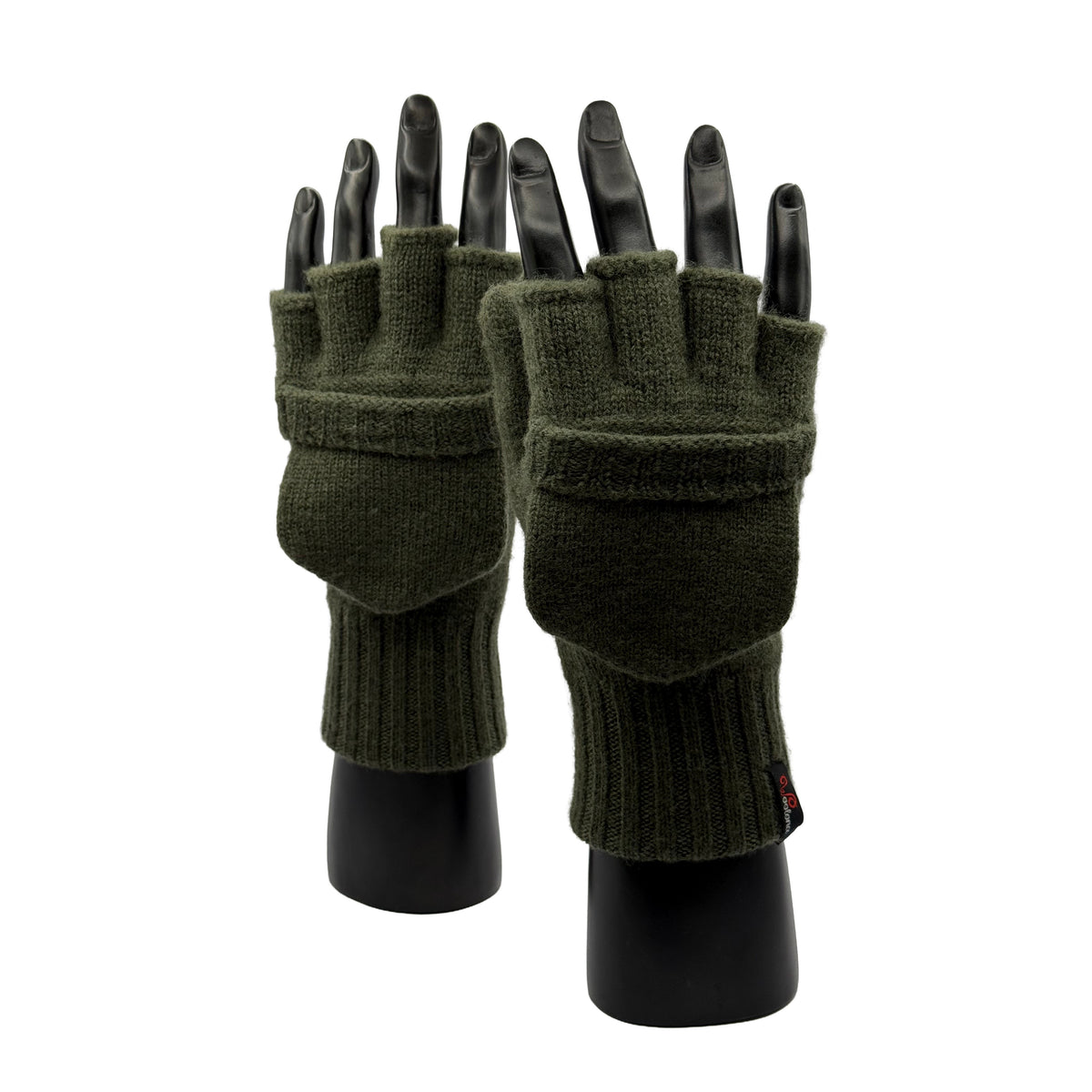 Zwei Hände mit Fäustlingen aus Merino in Grün und Finger offen mit Woolona Logo