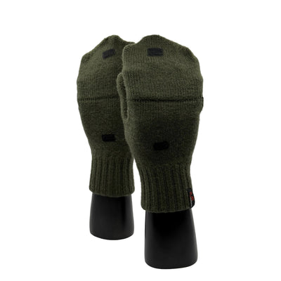 Zwei Hände mit Fäustlingen aus Merino in Grün und Finger geschlossen mit Woolona Logo