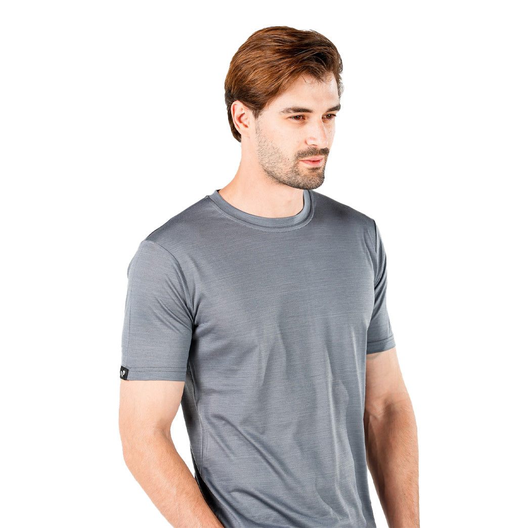 Herr in grauem Merino T-Shirt