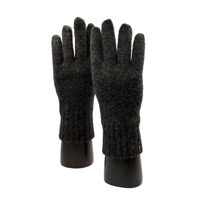 Zwei Hände mit Handschuhen aus Merino in Anthrazit mit Woolona Logo