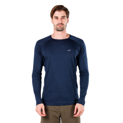 Mann in einem Navy-Blauem Langarmshirt aus 100% Merinowolle.
