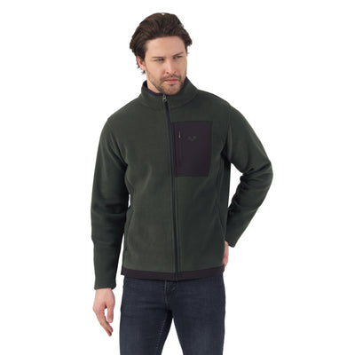 Mann mit einer Merinojacke aus Merinowolle und recyceltem Polyester. 
