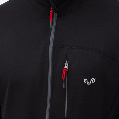 Merinojacke in der Nahaufnahme mit weißem Logo und zwei Reißverschlüssen.