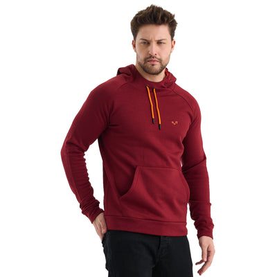 Mann in Bordeaux rotem Kapuzenpullover aus 100% Merinowolle