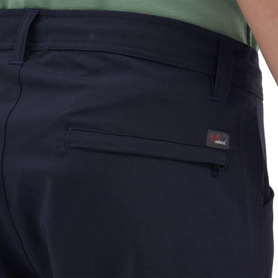 Gesäßtasche mit Reißverschluss einer navy Farbenen Merinohose mit Logo von der Marke Woolona. 