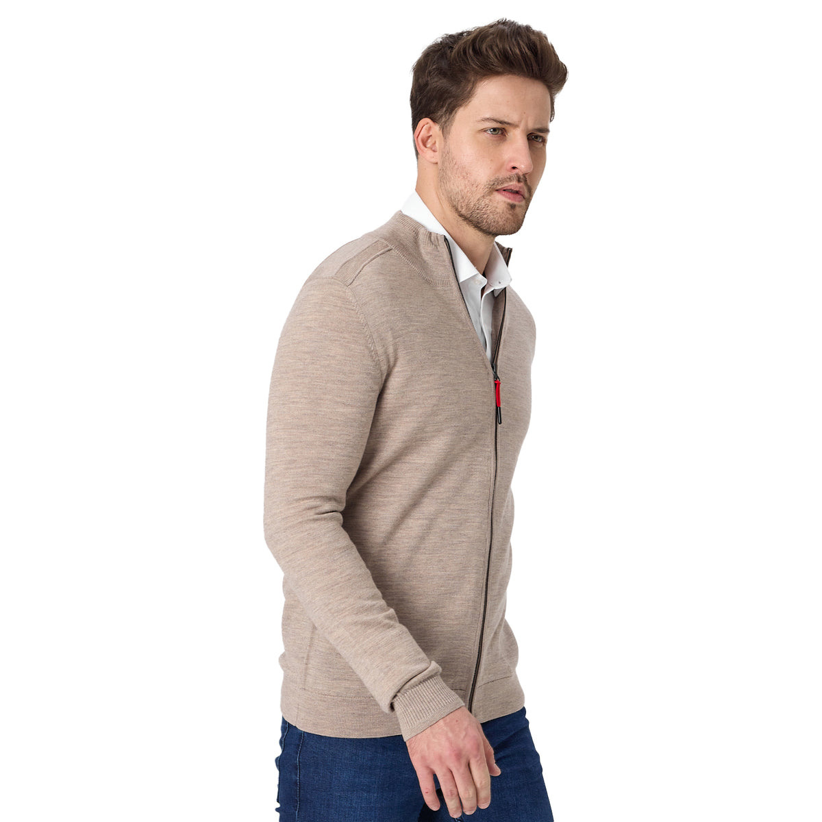 Mann in beiger Strickjacke aus Merinowolle
