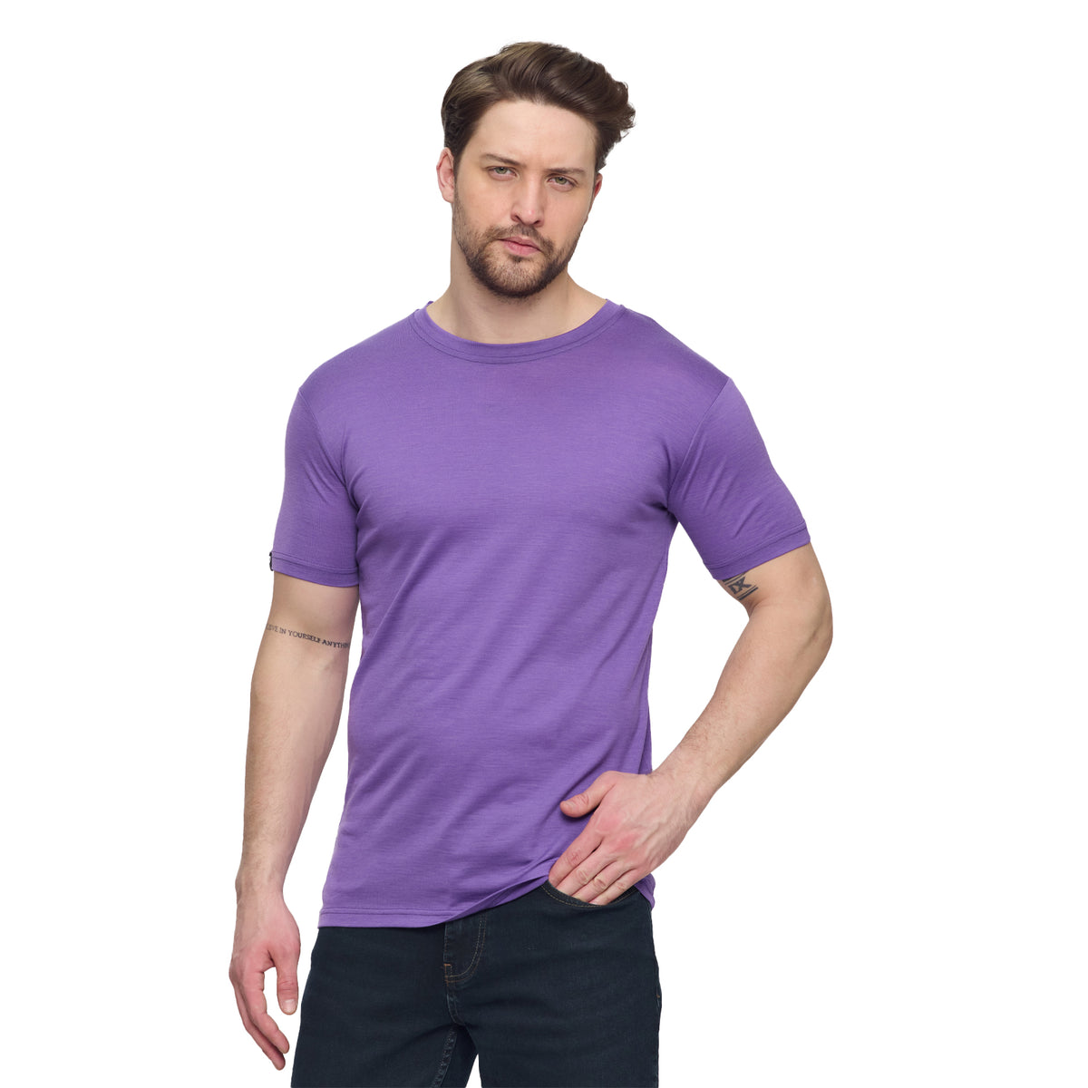 Mann in einem lila T-Shirt aus 100% Merinowolle.