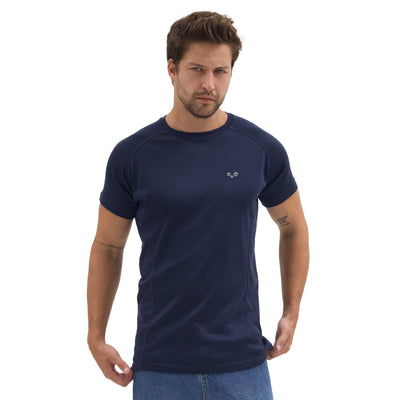 Mann trägt T-Shirt in Navy Blau aus Merinowolle