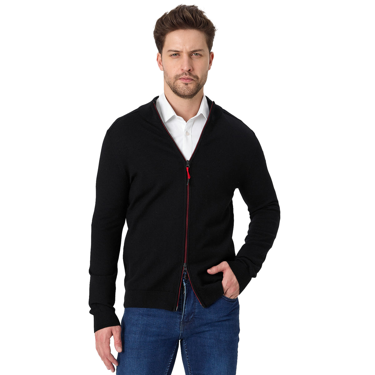 Mann in schwarzer Strickjacke aus Merinowolle
