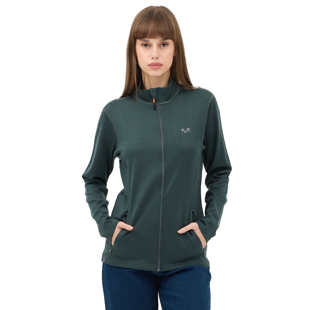 Frau mit einer Merino Jacke in der Farbe grün mit zwei Seitentaschen.