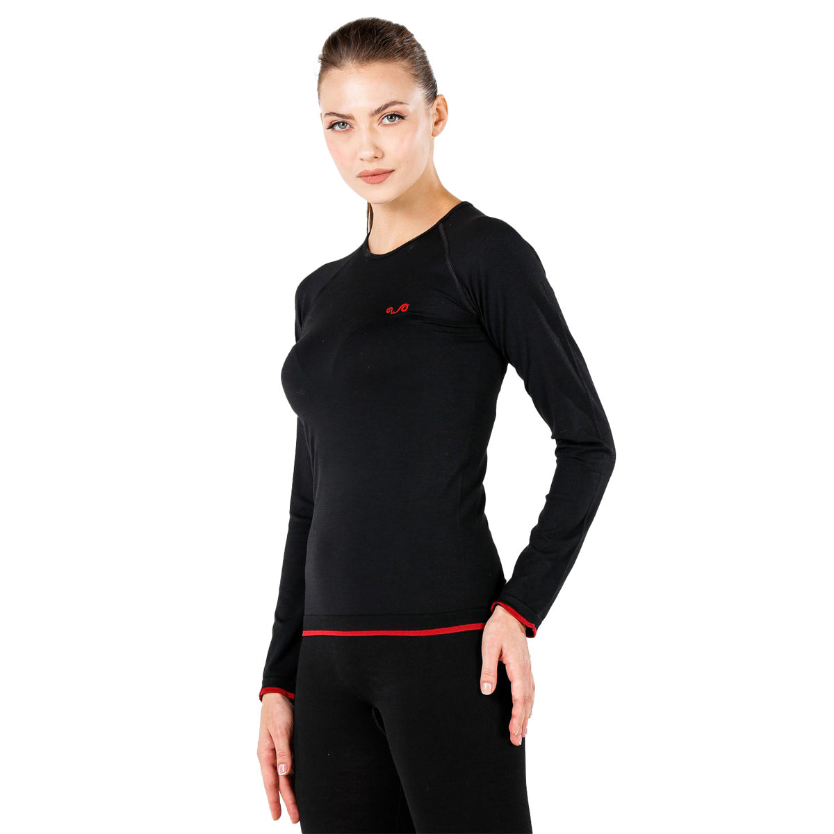 Frau mit nahtlosem Merino Langarmshirt in Schwarz
