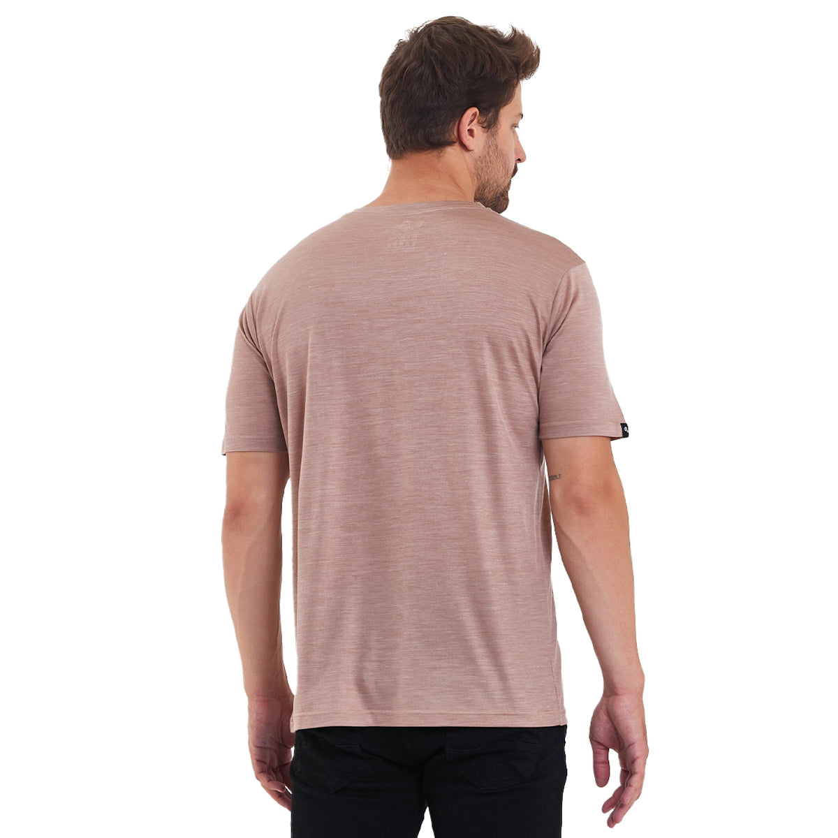 Rückseite eines Herren in einem 50/50Merino Lyocell T-Shirt