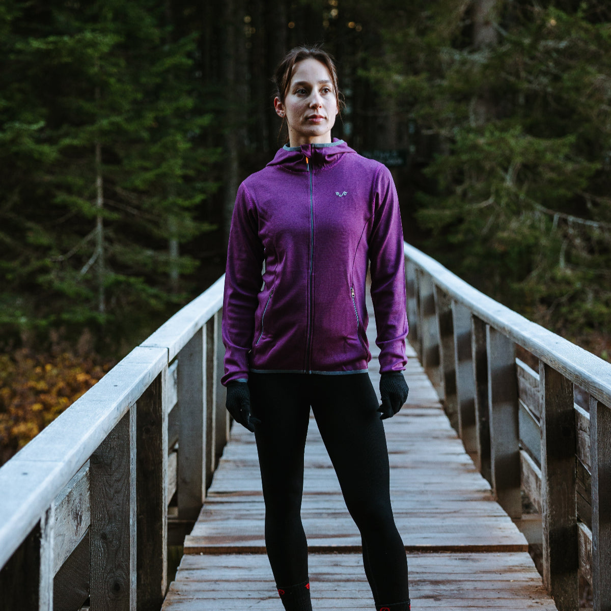 Joggerin im Wald mit Jacke aus 100% Merinowolle