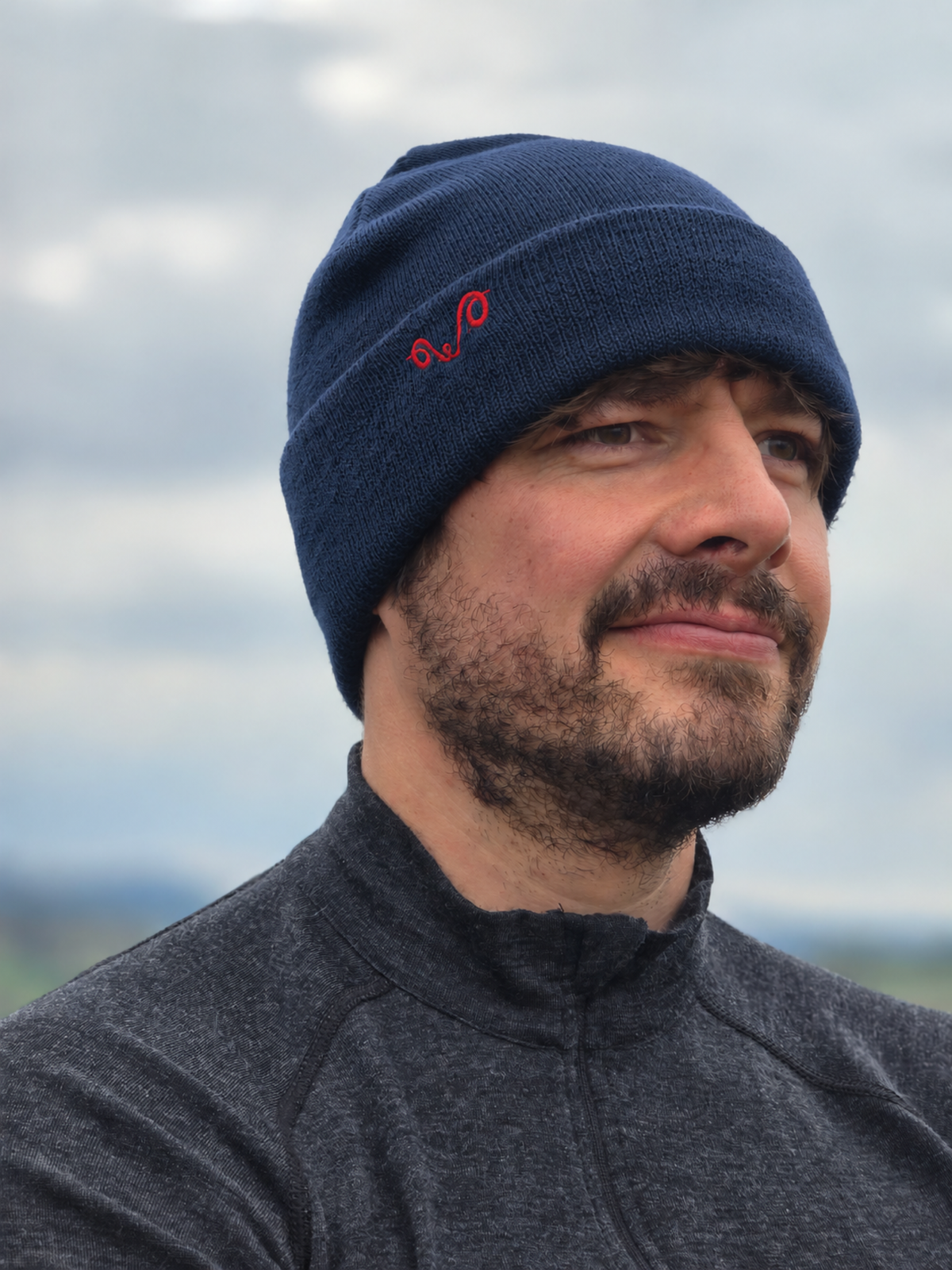 Mann mit einer Merinomütze in der Farbe navy
