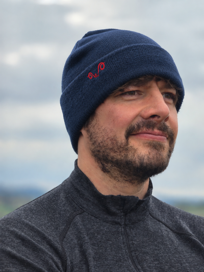 Mann mit einer Merinomütze in der Farbe navy