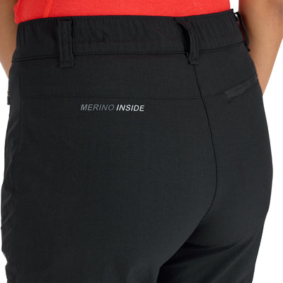 Hinterer Bereich einer schwarzen Merino Outdoorhose für Damen mit Zip Off Funktion und der Aufschrift Merino Inside. 